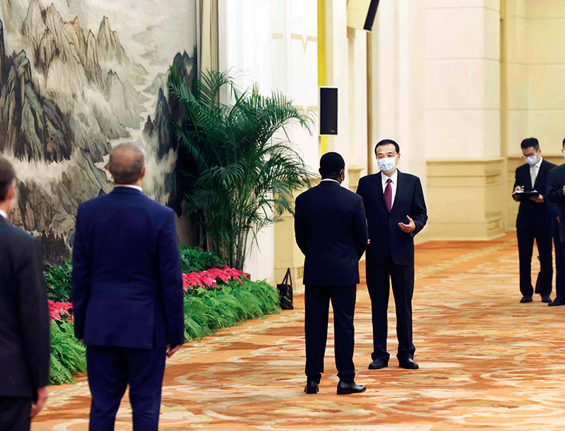 李克强会见外国新任驻华使节时强调
中国继续坚持走和平发展道路
坚持改革开放基本国策「相关图片」