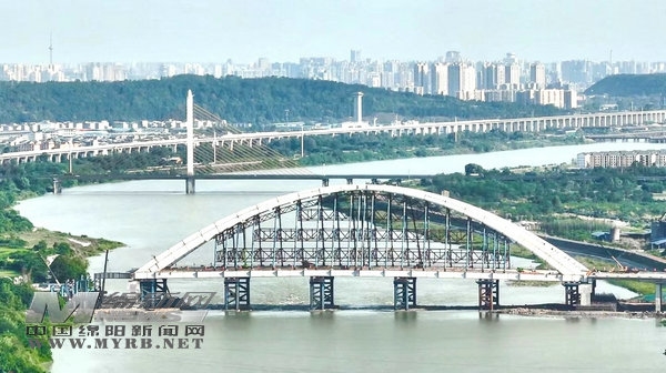 刷新世界纪录 绵阳科技城涪江大桥巨型钢拱桥顺利落梁